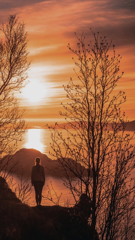 Persona contemplando una puesta de sol tranquila, simbolizando la importancia del descanso natural sin necesidad de pastillas para dormir, clínica NeuroSomnia.